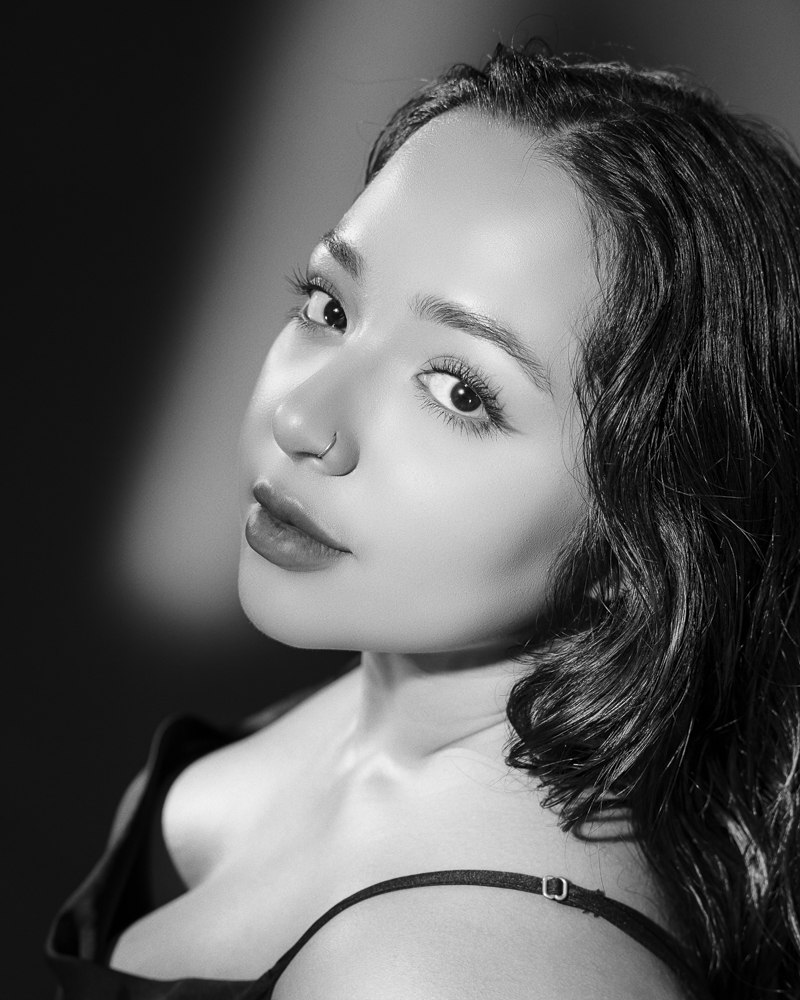  Portrait de femme noir et blanc en studio en lumière continue 