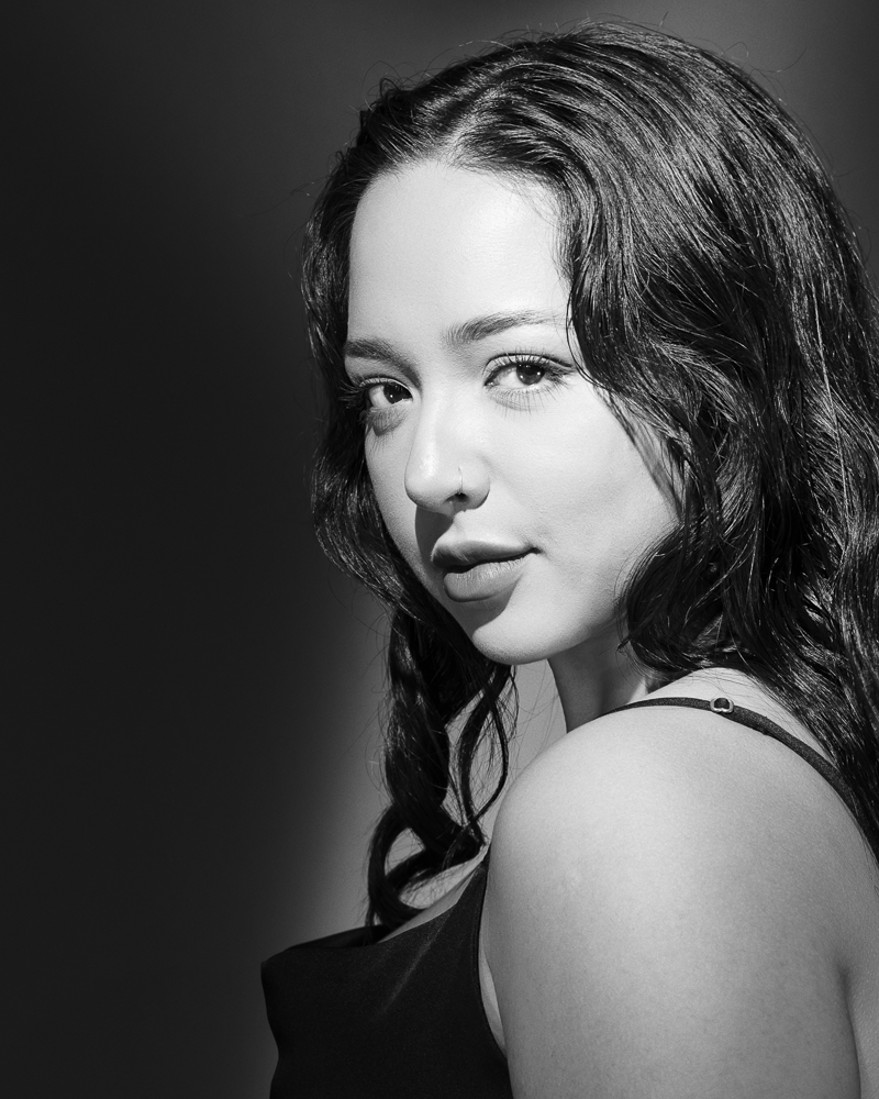  Portrait de femme noir et blanc en studio en lumière continue 