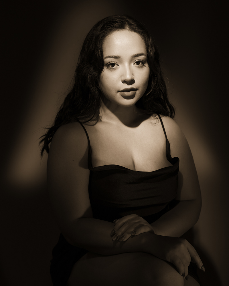  Portrait de femme sepia en studio en lumière continue 