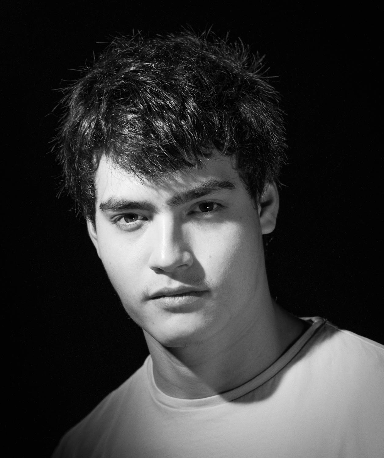  Portrait corporate d'homme couleur en  studio en lumière continue 