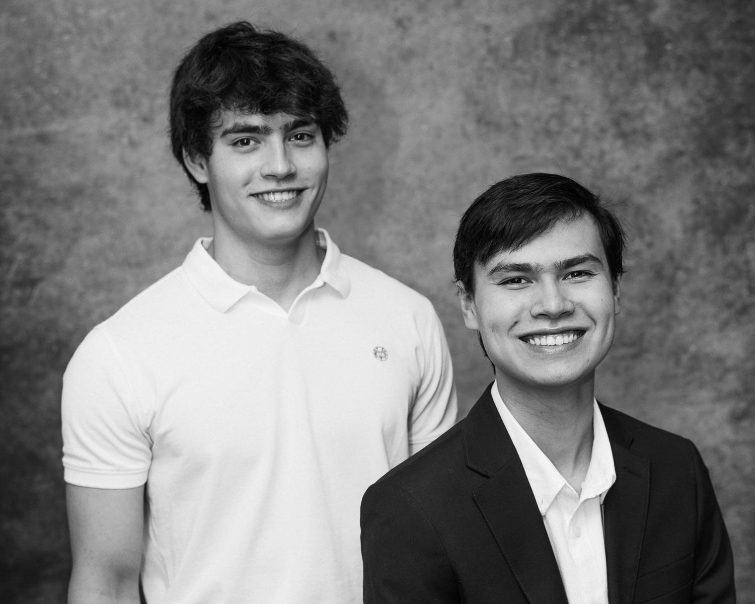  portrait noir et de deux frères en studio 