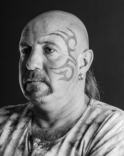  Portrait noir et blanc d'un visage tatoué 