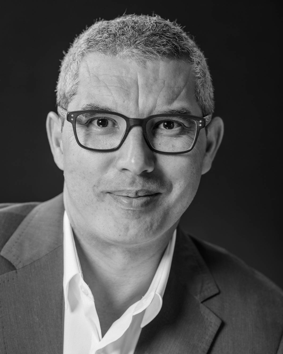  Portrait noir et blanc corporate d'homme en  studio 