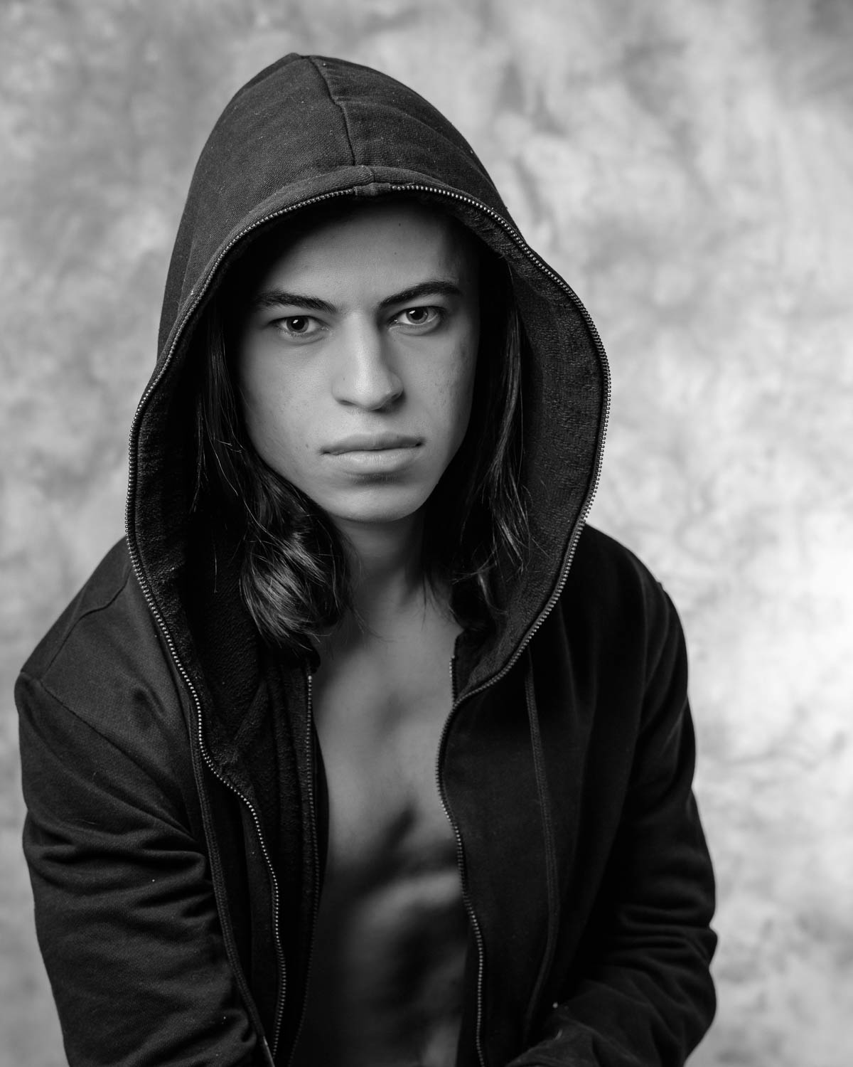  Portrait noir et blanc d'homme en  studio 