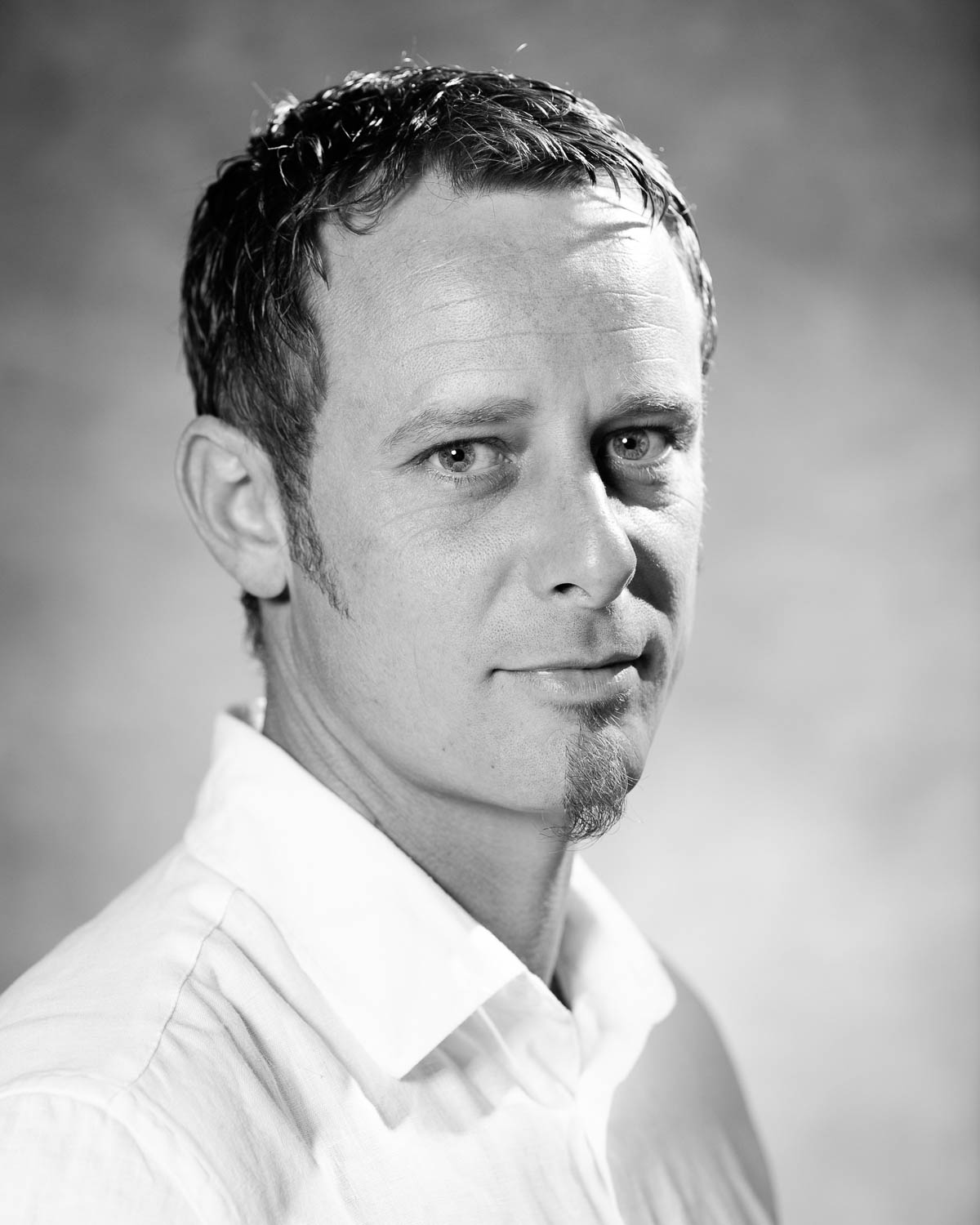  Portrait noir et blanc corporate d'homme en  studio 