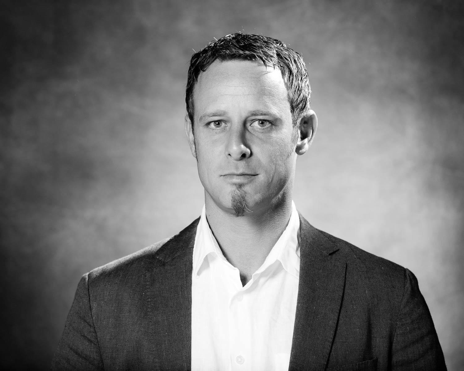  Portrait noir et blanc corporate d'homme en  studio 