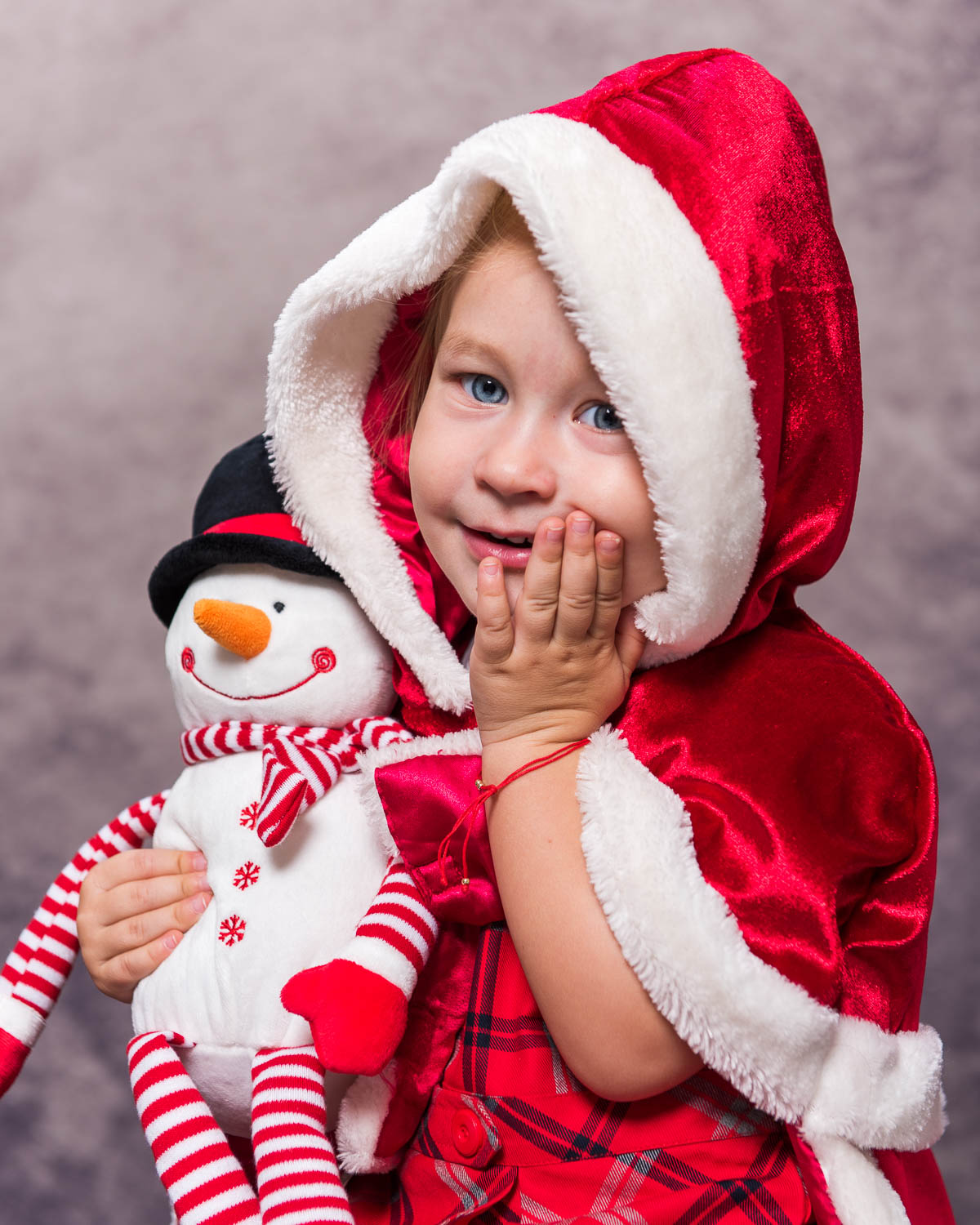  Portrait couleur d'enfant en tenue de noël en studio 