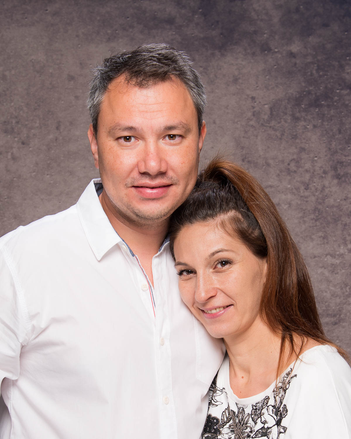  portrait de couple en couleur en studio 