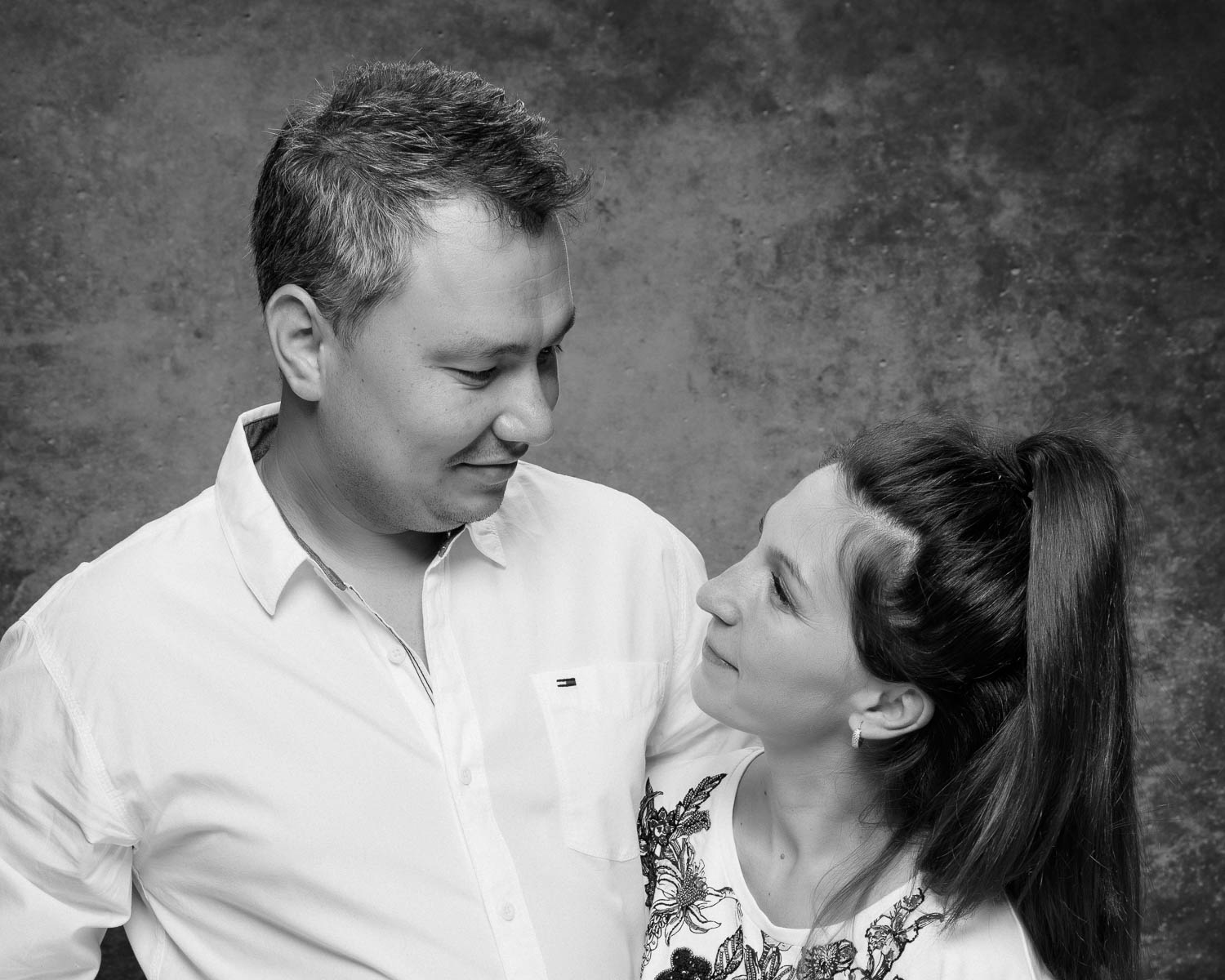  portrait de couple noir et blanc en studio 