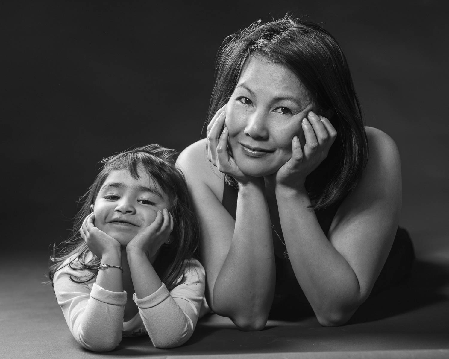  portrait mère fille noir et blanc en studio 
