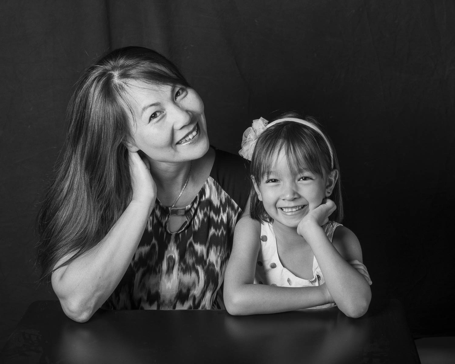  portrait mère fille noir et blanc en studio 