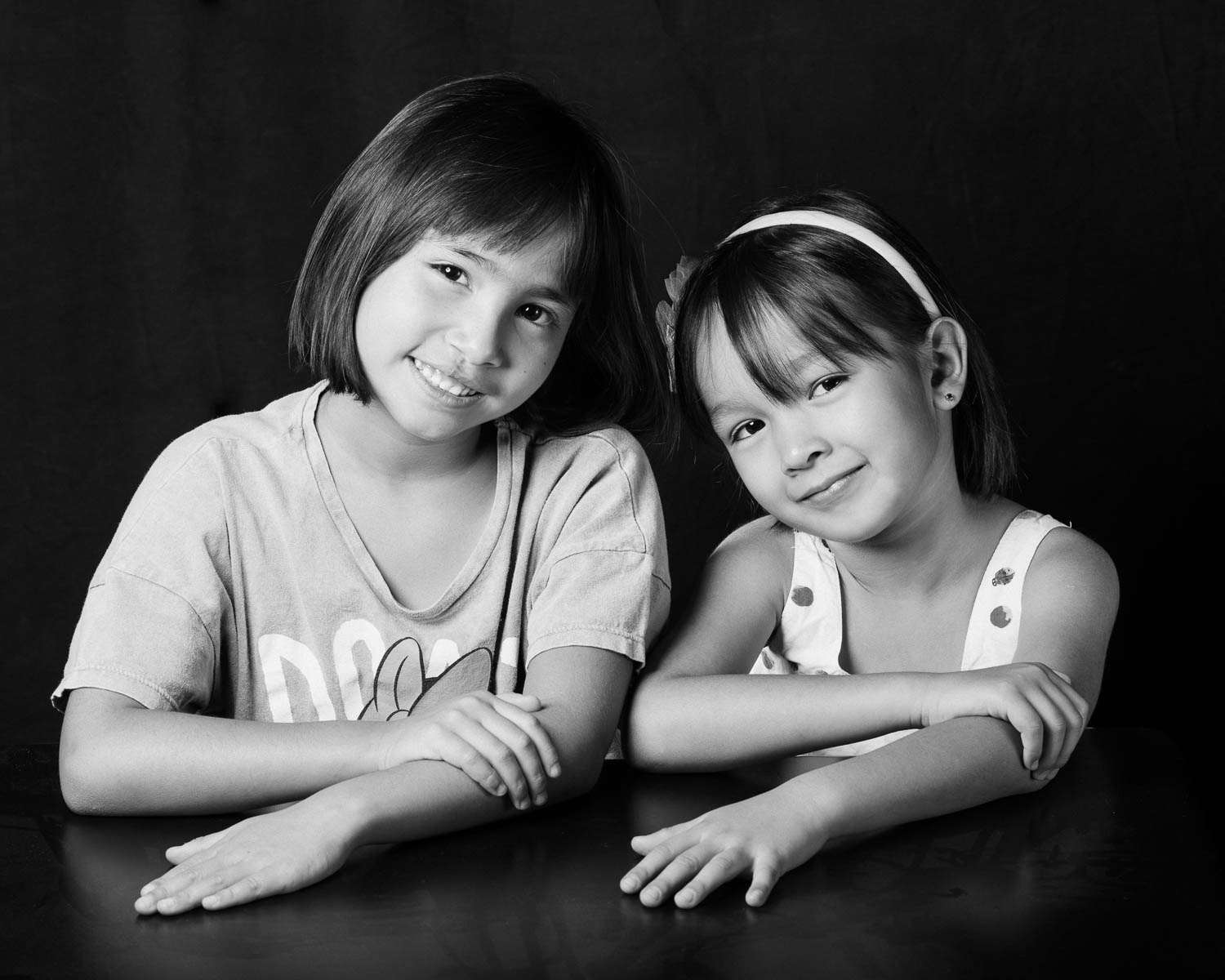  Portrait noir et blanc en studio de deux petites filles 