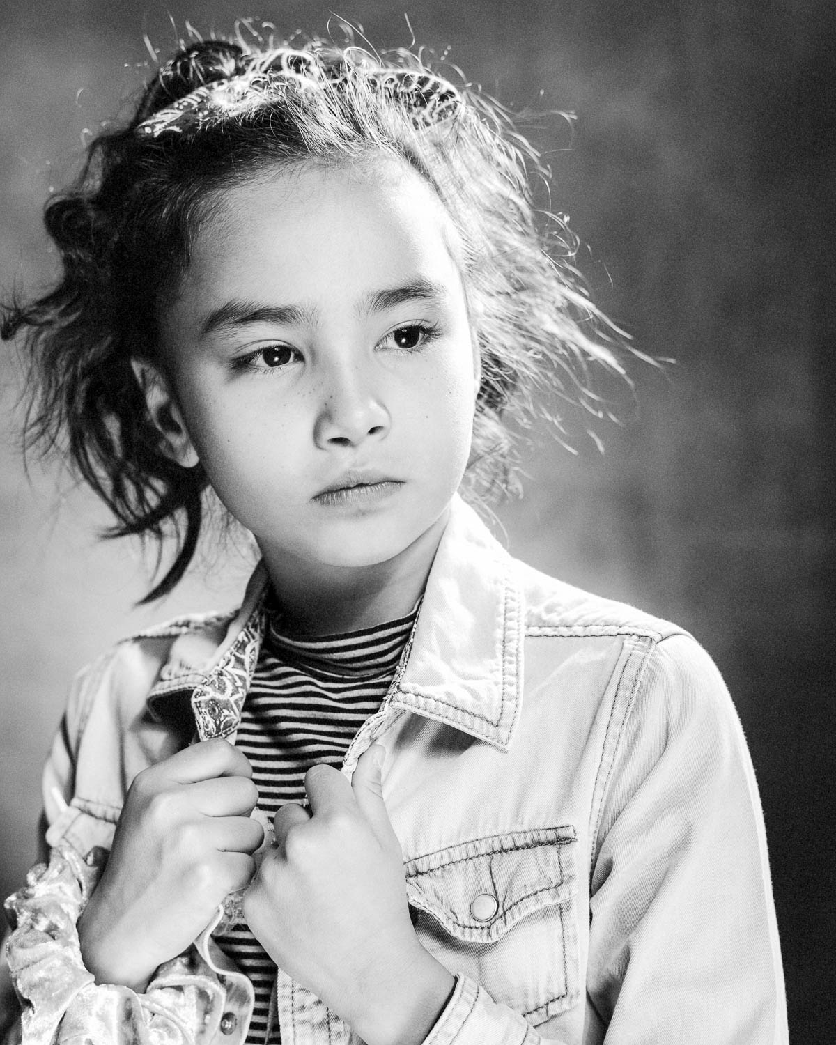  Portrait noir et blanc de petite fille en lumière continue 