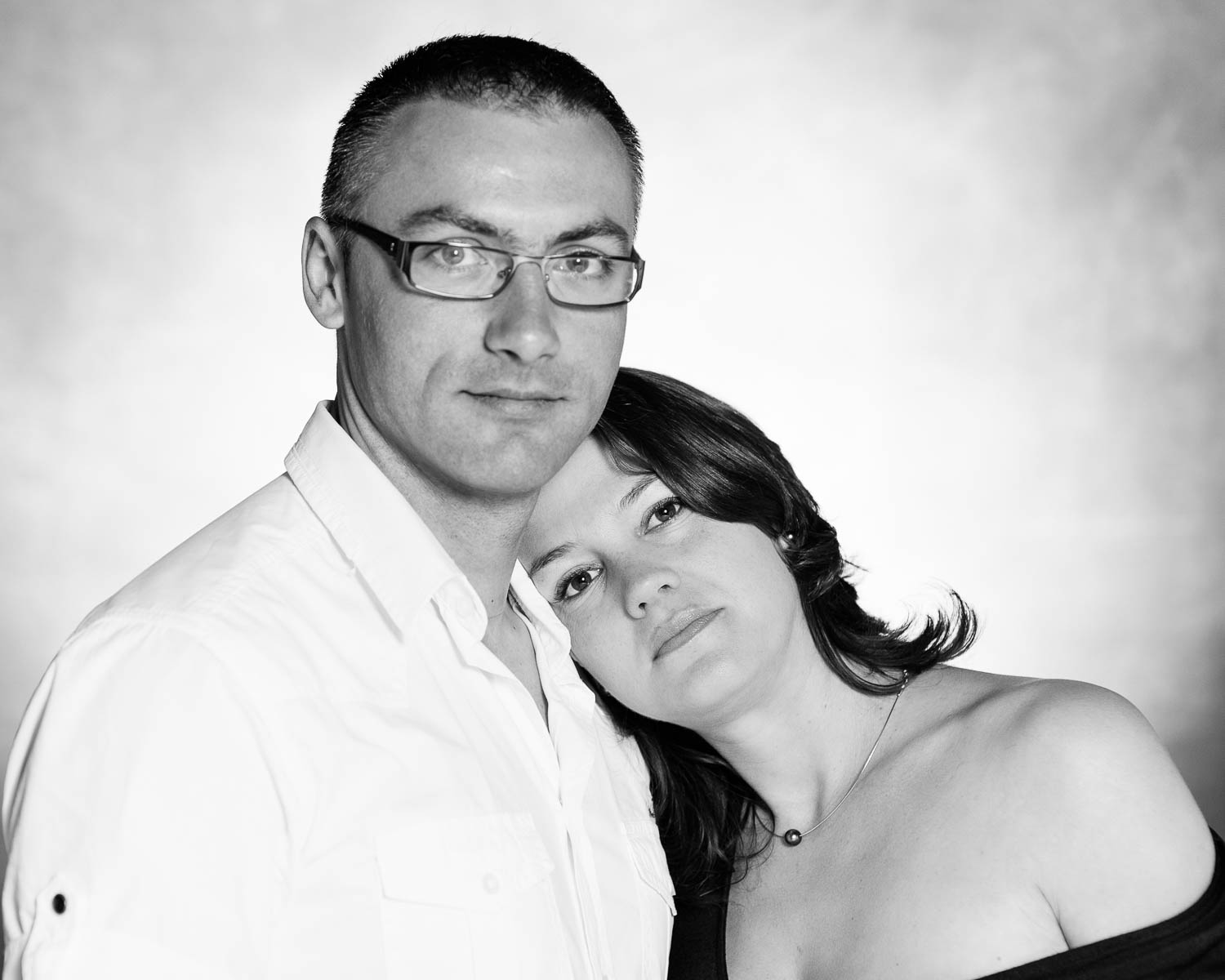  Portrait noir et blanc de couple en studio 