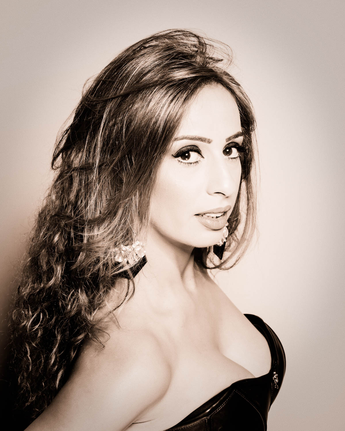  Portrait sépia de femme en studio 