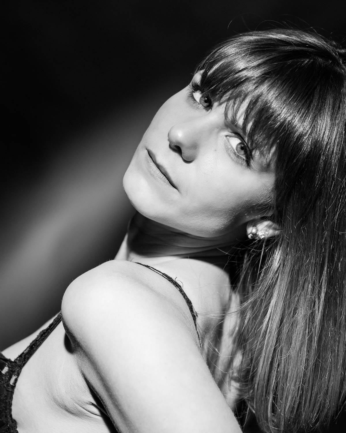  Portrait noir et blanc de femme style boudoir en studio 