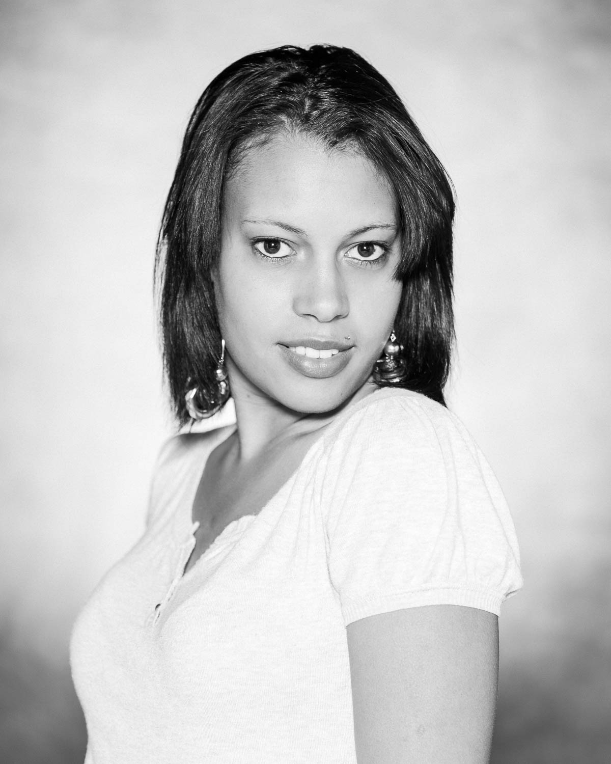  Portrait noir et blanc de femme style beauté en studio 