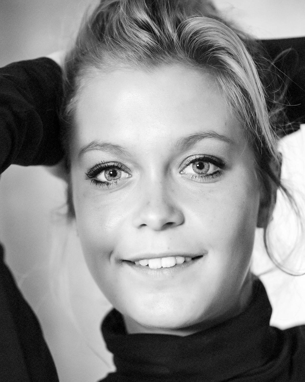  Portrait noir et blanc de femme en studio 