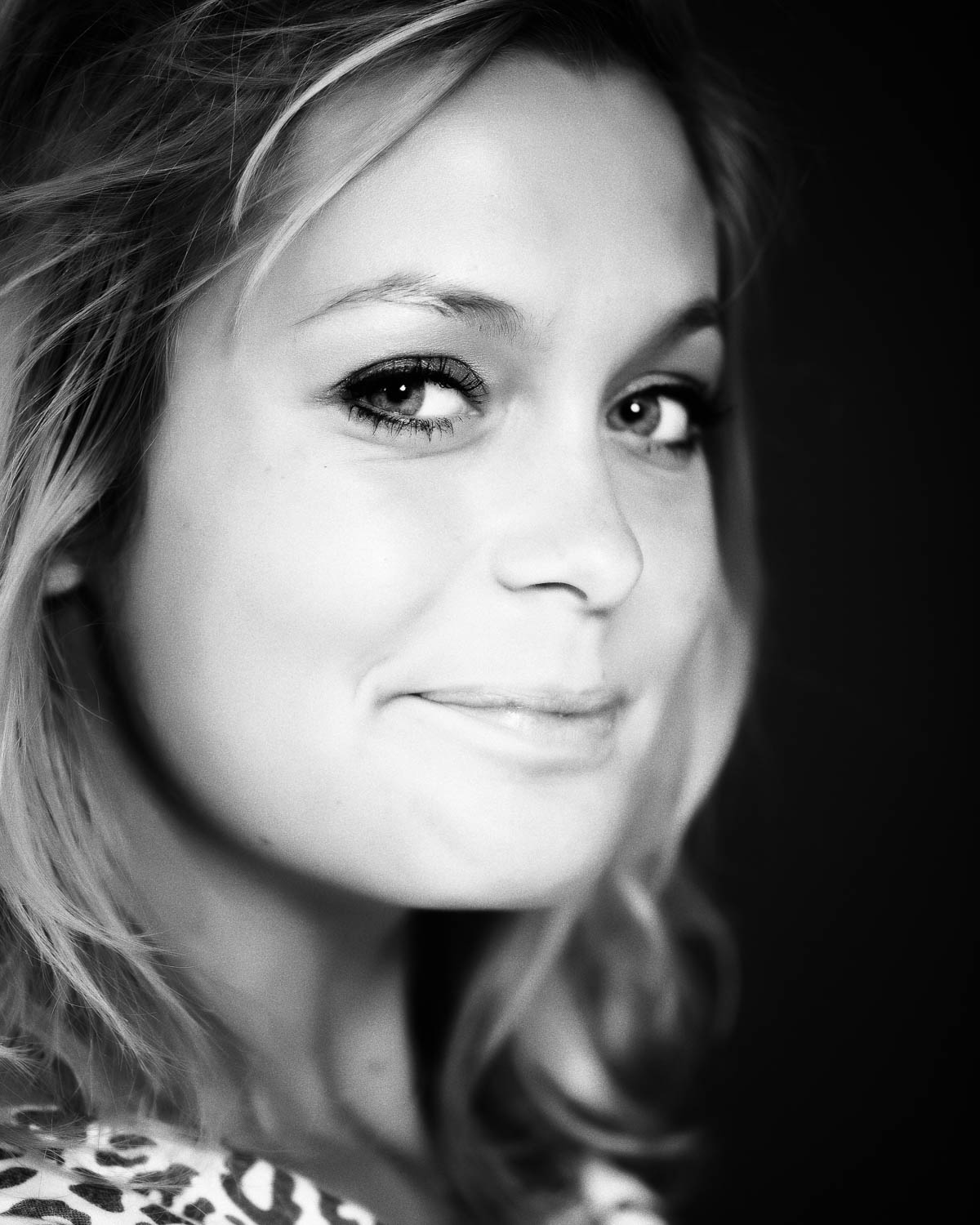  Portrait noir et blanc de femme en studio 