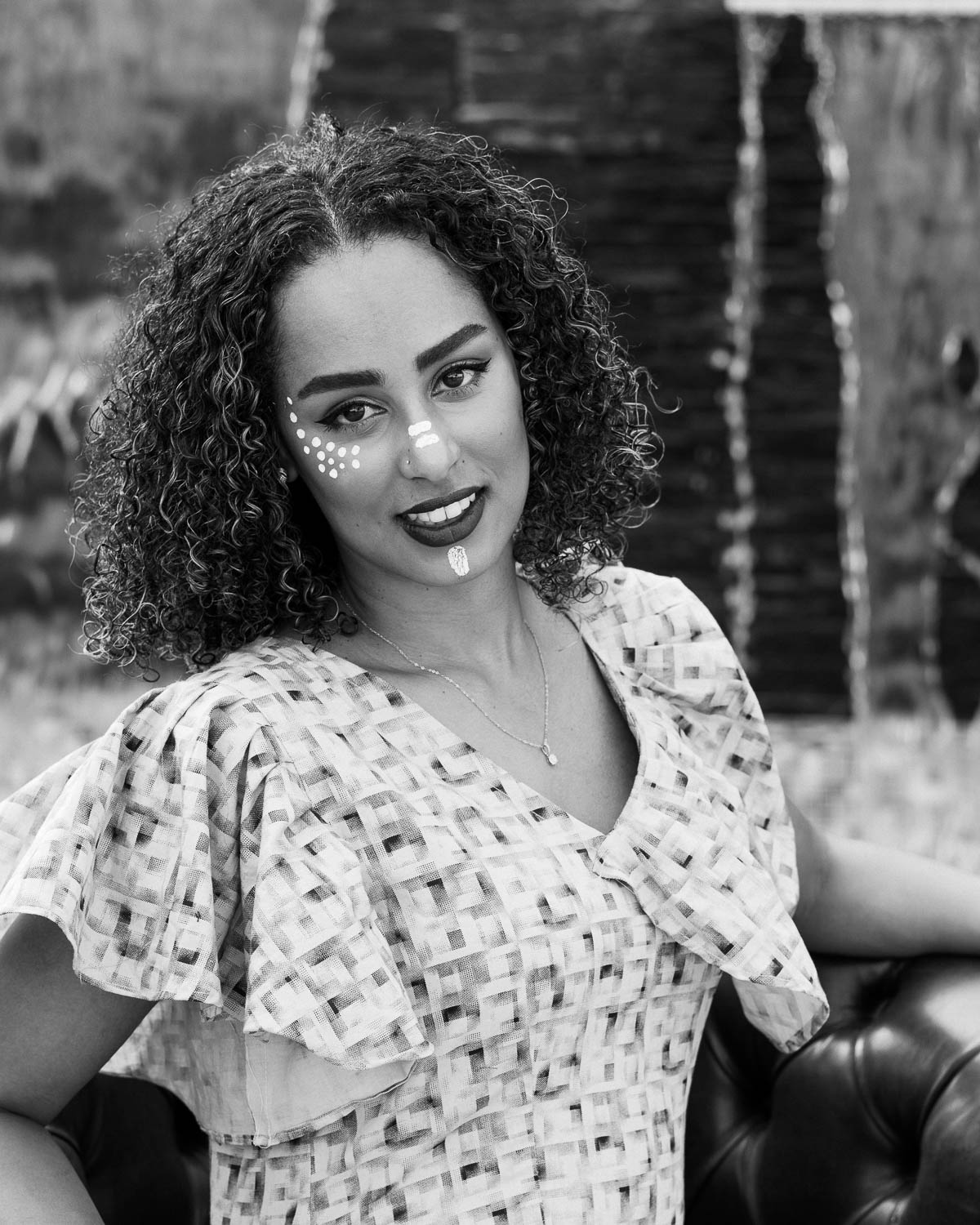  Portrait noir et blanc de femme en extérieur 