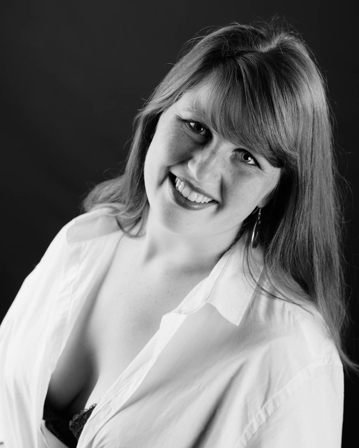  Portrait glamour noir et blanc de femme en studio 