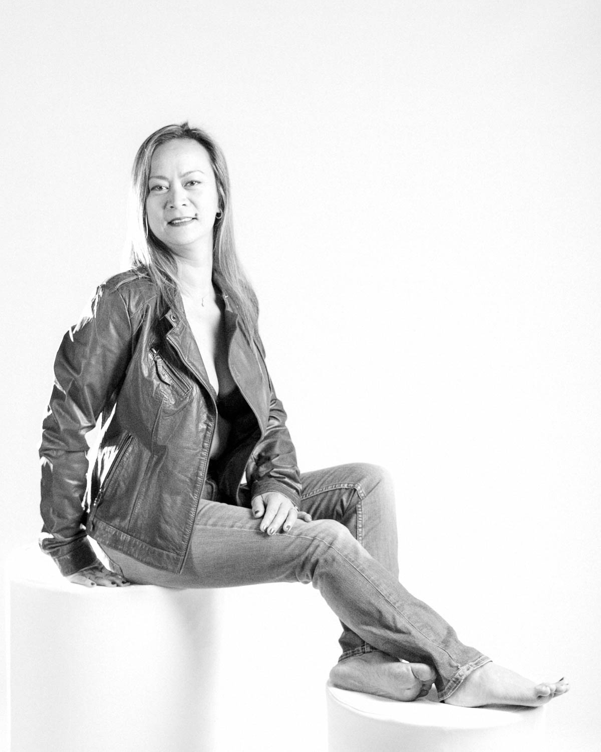  Portrait glamour noir et blanc de femme en studio 