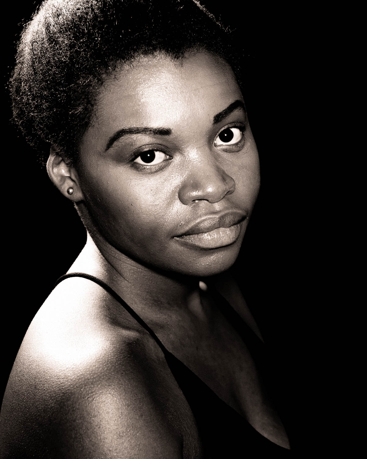  Portrait sépia de femme en studio en lumière continue 