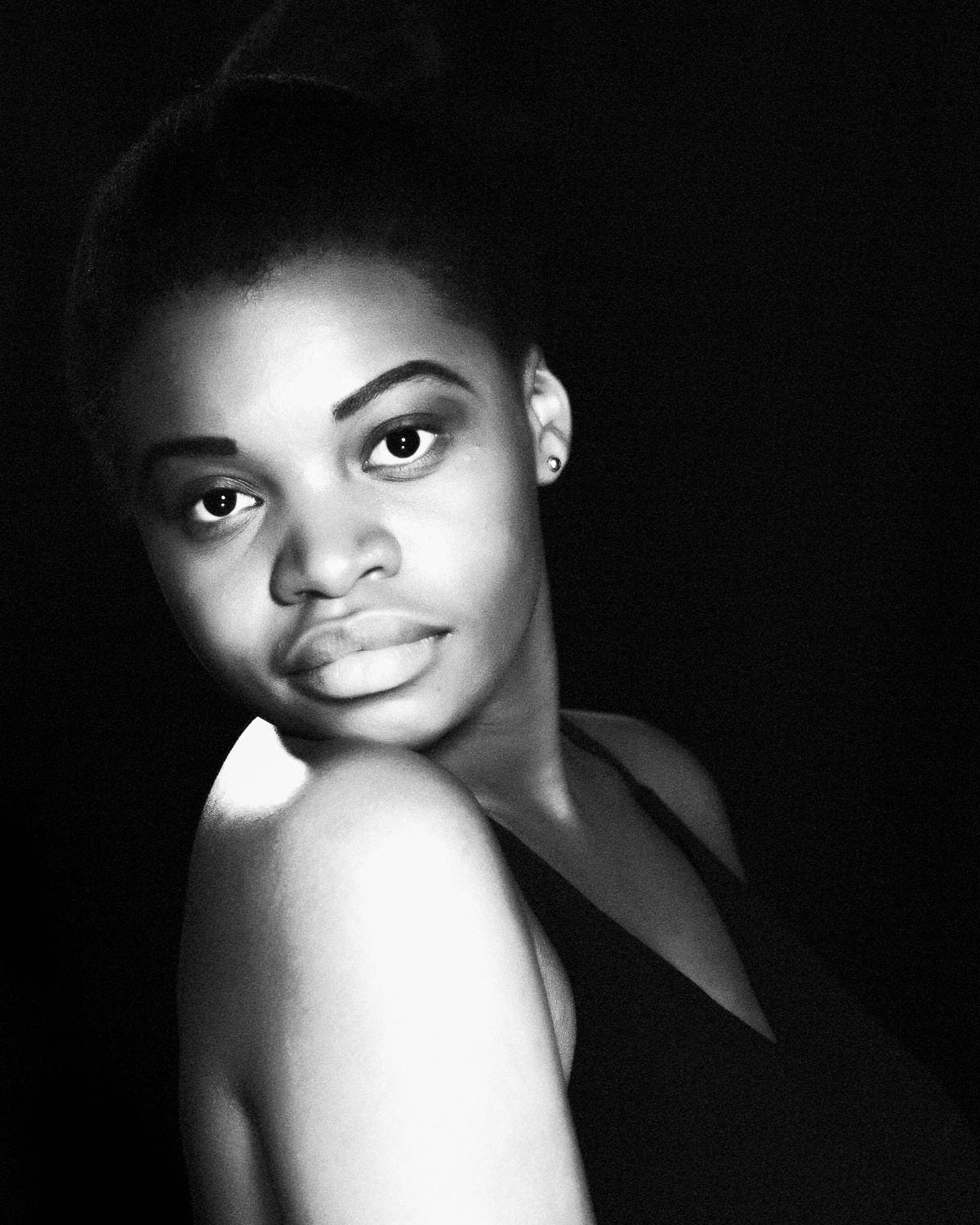  Portrait noir et blanc de femme en studio en lumière continue 