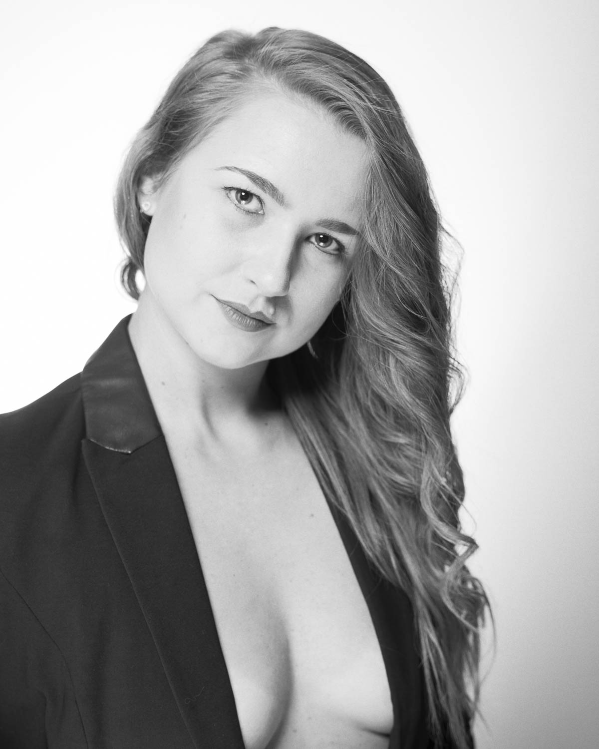  Portrait glamour noir et blanc de femme en studio 