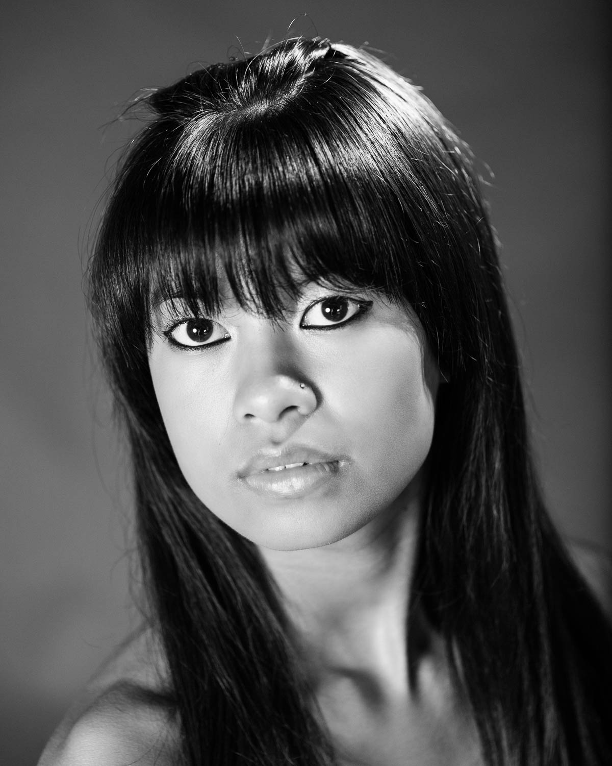  Portrait noir et blanc de femme en studio 