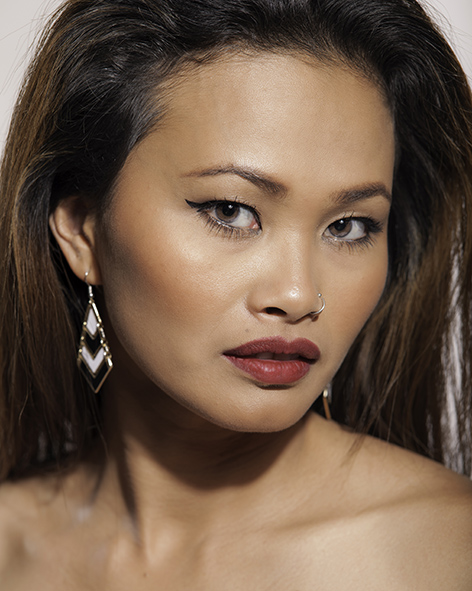  Portrait serré en couleur de femme style beauté  