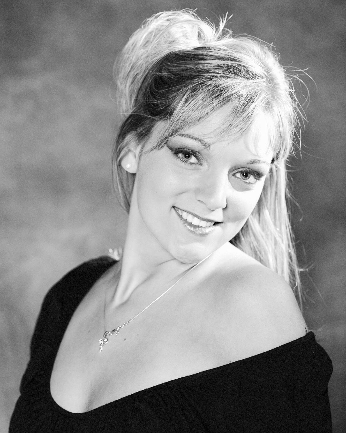  Portrait noir et blanc de femme en studio 