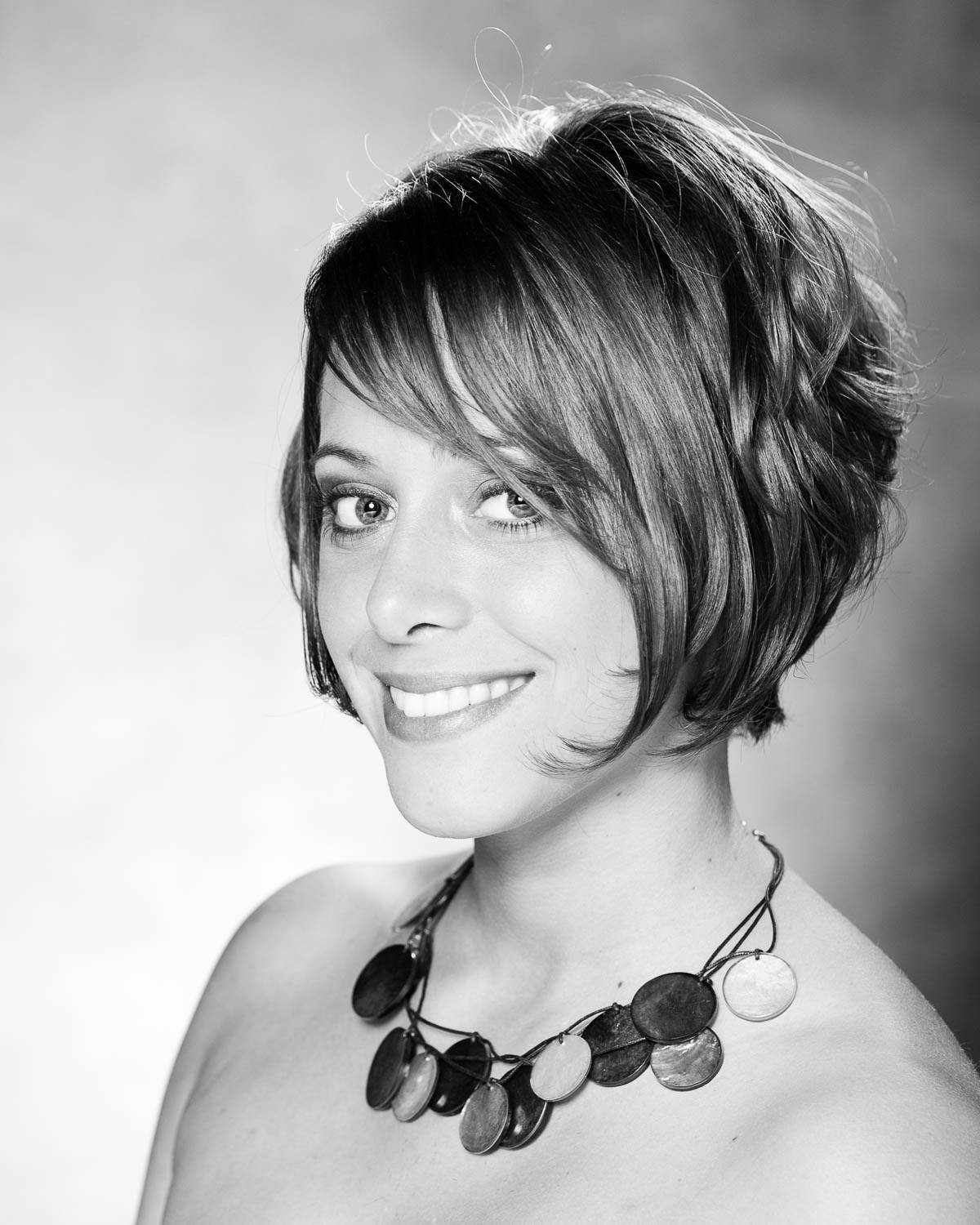  Portrait noir et blanc de femme en studio style beauté 