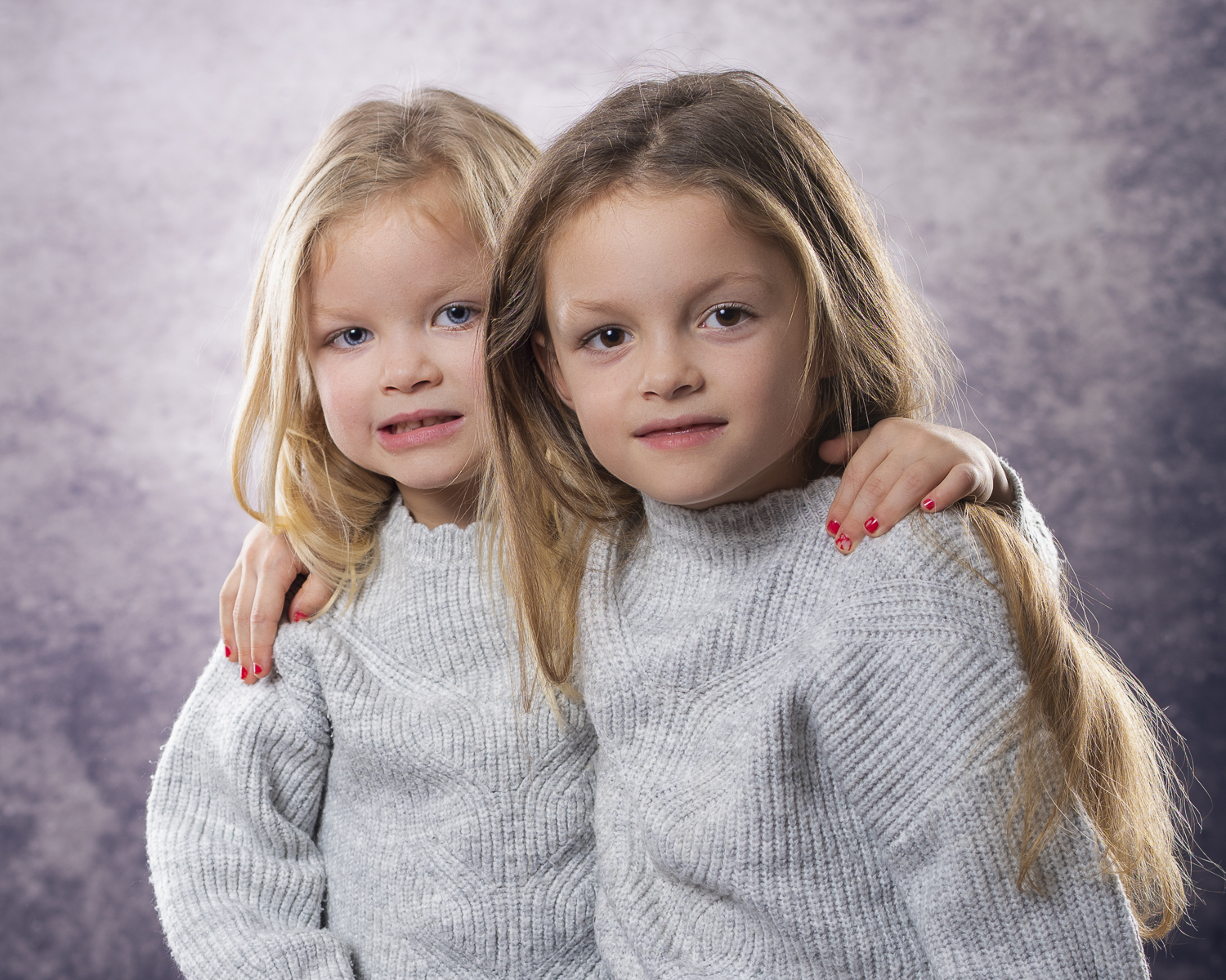  Portrait couleur de deux soeurs en studio 