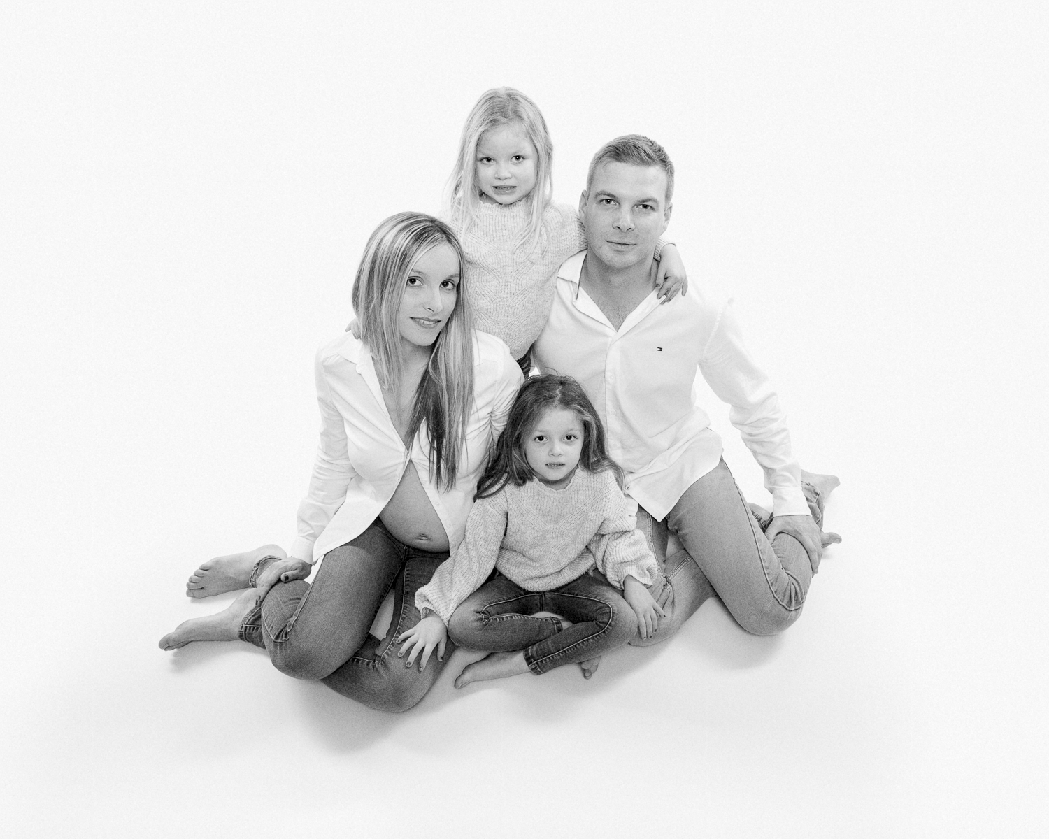  Portrait noir et blanc de Famille en studio sur fond blanc 