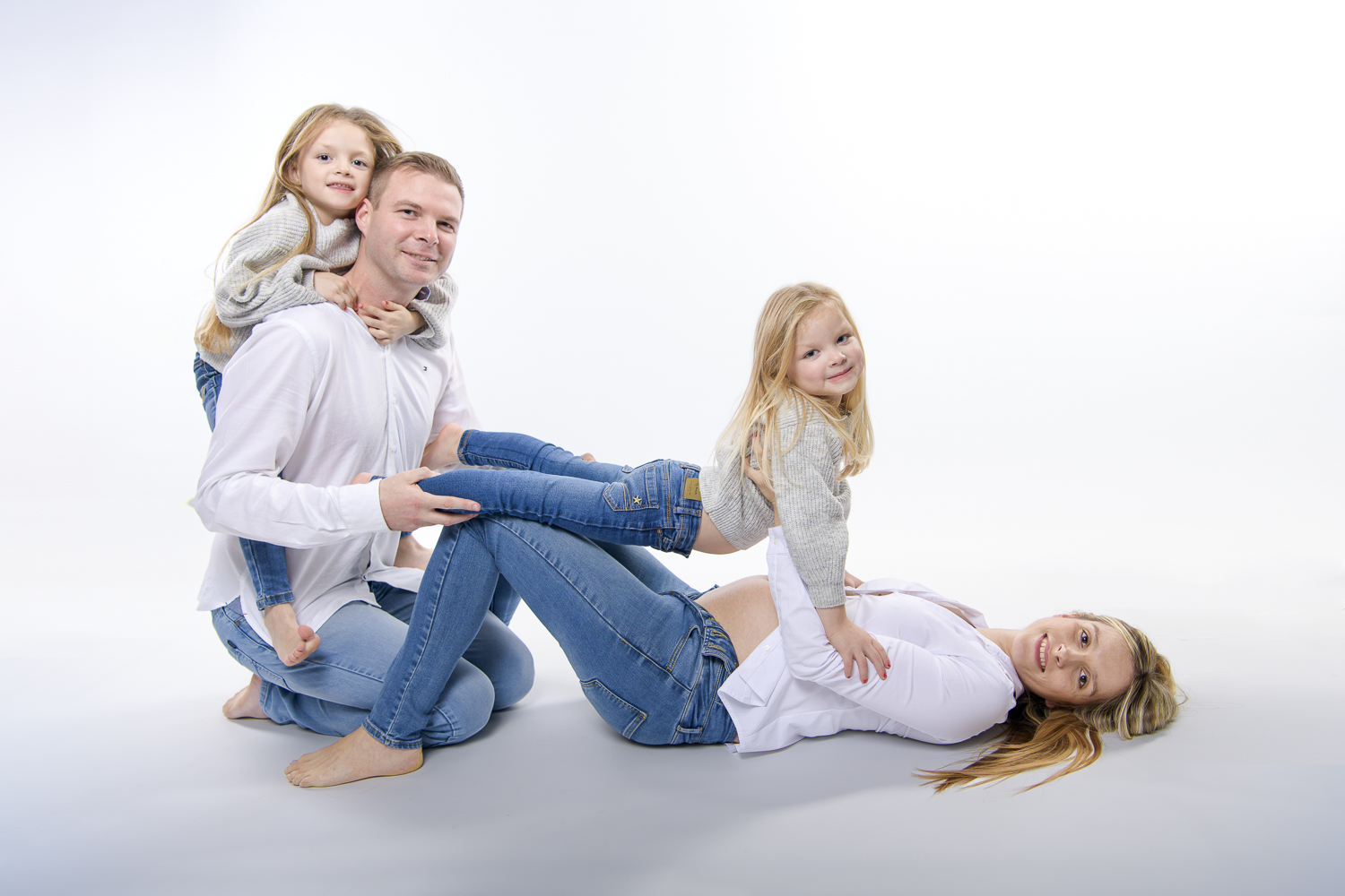  Portrait couleur de Famille en studio sur fond blanc 