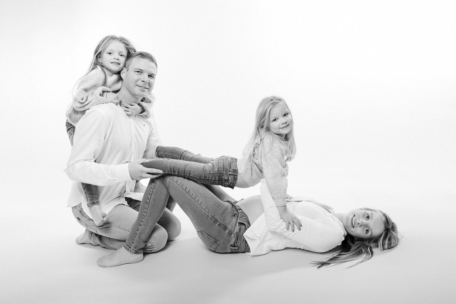  Portrait noir et blanc de Famille en studio sur fond blanc 