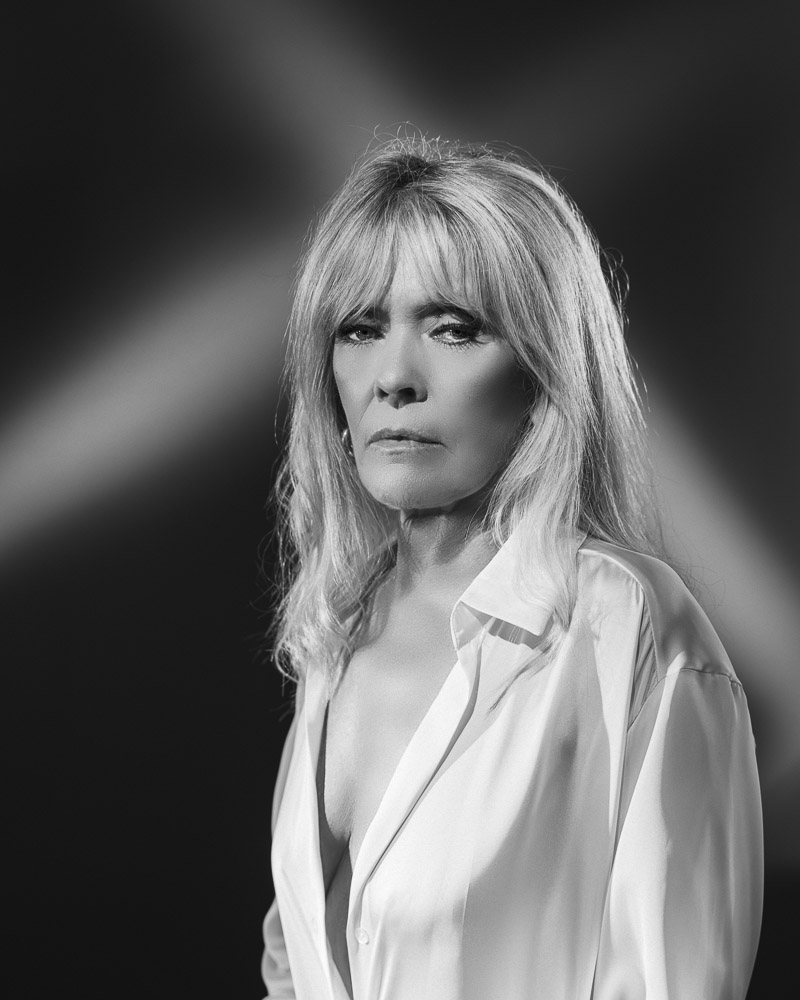  portrait de femme noir et blanc en studio en lumière continue 