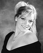  Portrait noir et blanc de femme en studio 